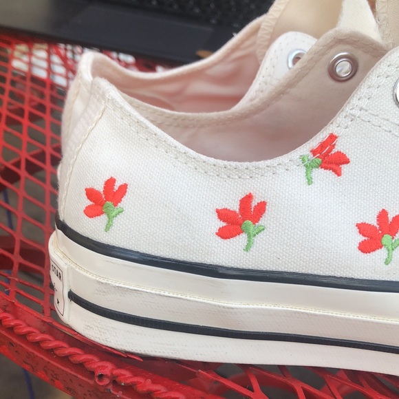 New CONVERSE CHUCK TAYLORS Cream Red Floral Stitched Tennies - Picture 9 of 12